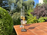 Очаровательная старинная керосиновая лампа. Очаровательная старинная керосиновая лампа.