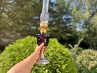 Старинная керосиновая лампа с плафоном из аметистового стекла. Старинная керосиновая лампа с плафоном из аметистового стекла.