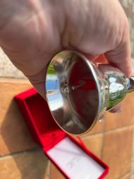 Посеребренный английский рождественский колокольчик в коробке. Посеребренный английский рождественский колокольчик в коробке.