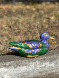 Яркая керамическая утка для хранения мелочей. Яркая керамическая утка для хранения мелочей.