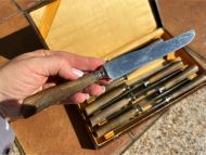 Французский набор ножей с рукоятками из рога. Французский набор ножей с рукоятками из рога.