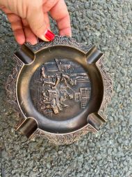 Пепельница с галантной сценой Пепельница с галантной сценой