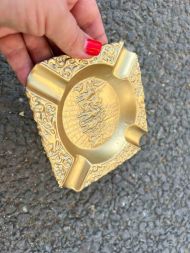 Легкая пепельница из металла на 4 сигары. Легкая пепельница из металла на 4 сигары.