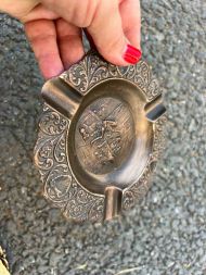 Небольшая пепельница с галантной сценой Небольшая пепельница с галантной сценой