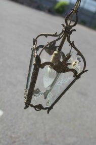 Очаровательный старинный светильник из стекла и латуни Очаровательный старинный светильник из стекла и латуни