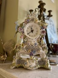 Английские фарфоровые каминные часы с цветами и птицами Английские фарфоровые каминные часы с цветами и птицами